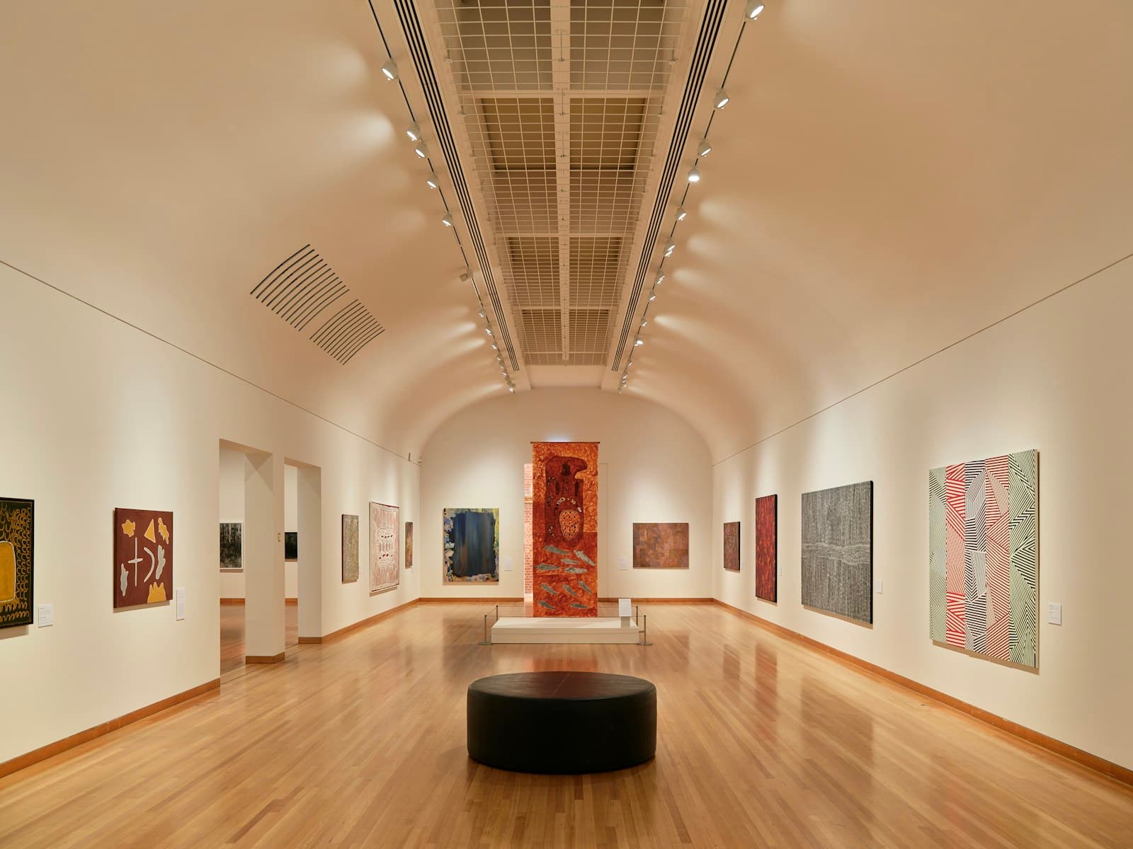 Galerie d'art avec œuvres exposées sur les murs