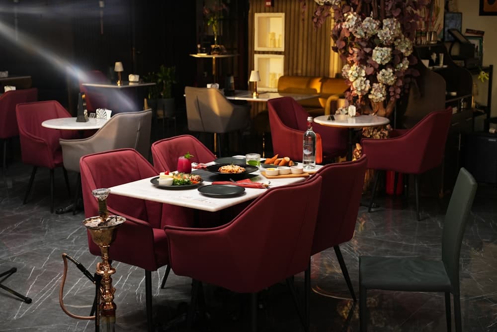 Salle de restaurant élégante avec tables dressées