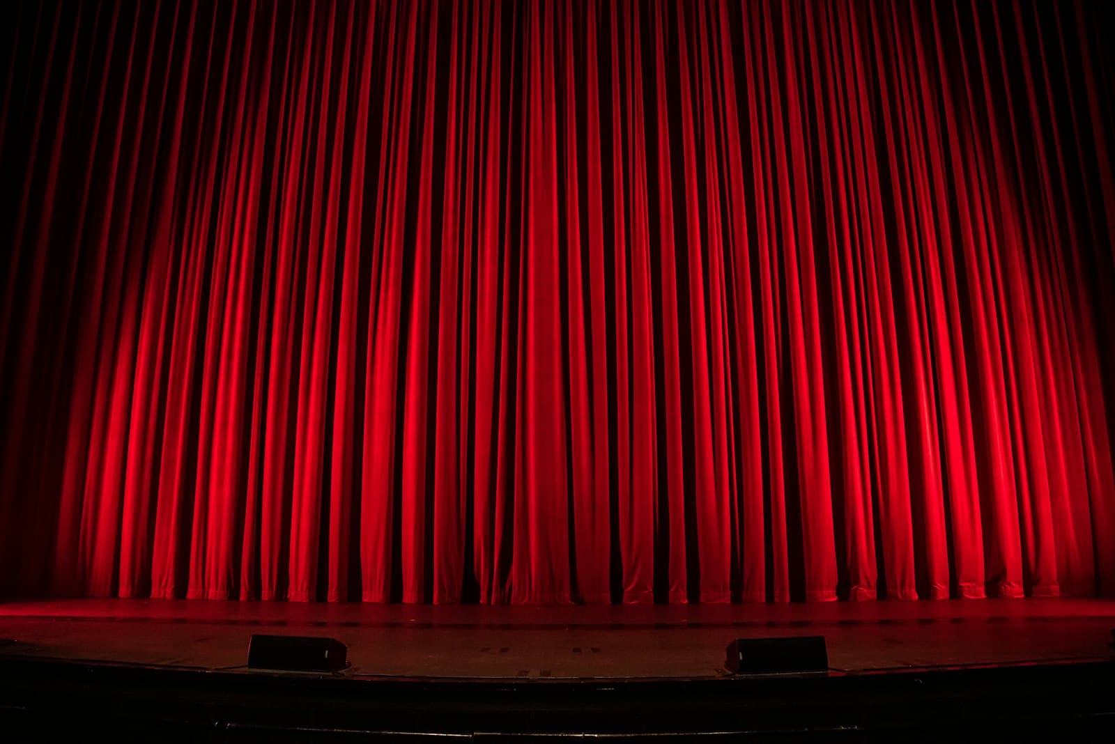 Théâtre avec scène éclairée et fauteuils rouges